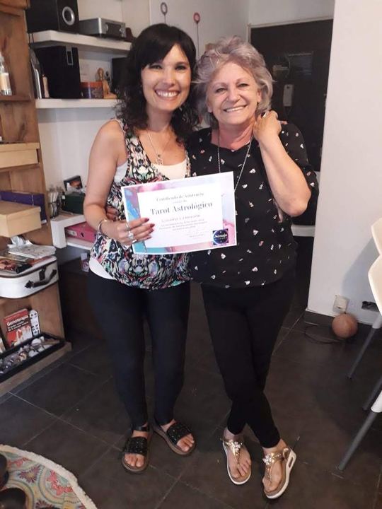 Silvia entrega el certificado de Tarot Astrológico a una alumna