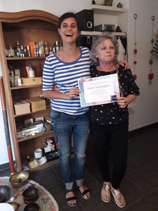 Alumna recibiendo su certificado