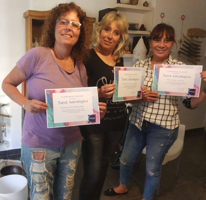 Tres alumnas certificadas