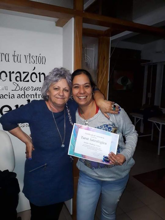 Silvia con una alumna y su certificado