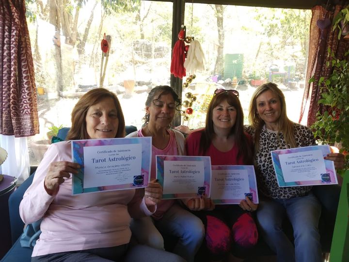Grupo de alumnas con sus certificados