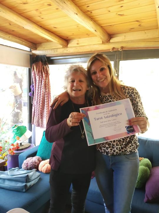 Alumna con su certificado