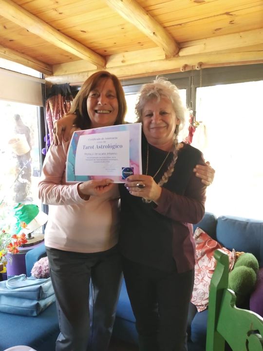 Alumna con su certificado